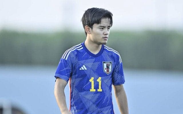 「タケくんかわいいな…」日本代表・久保建英がダービーマッチでMOMに輝き、トレーニング場で「パシージョの\"洗礼\"」を受ける！ 花道で頭を叩かれる姿に脚光