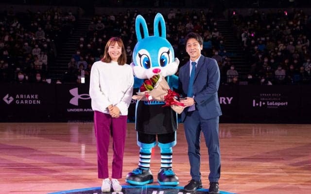 ビーチバレーボールの丸山紗季がバスケの試合会場でプロポーズを快諾