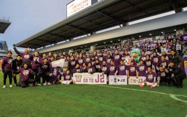 異種マスコットが共存！ J2藤枝の訪問記念しB3リーグのバスケチームが「昇格あやかりステッカー」配布