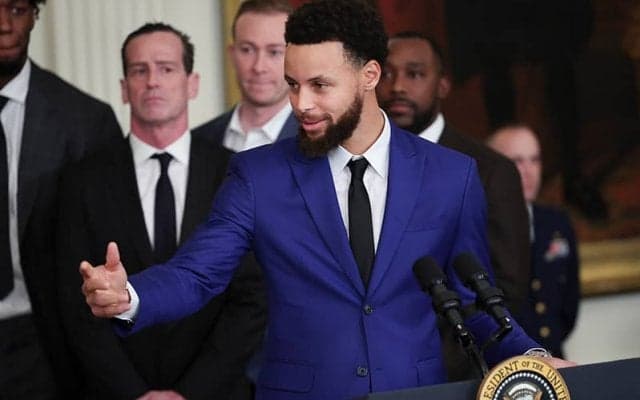 昨季王者ウォリアーズがホワイトハウスを表敬訪問…バイデン氏に特製ジャージを贈呈