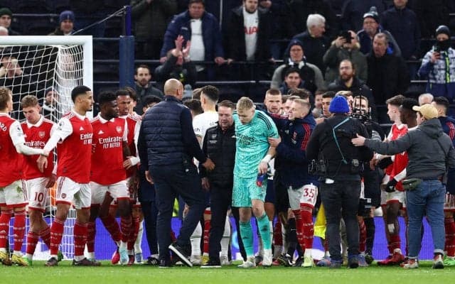 試合終了後にアーセナルGKを蹴った男は35歳…暴行と侵入の罪で起訴