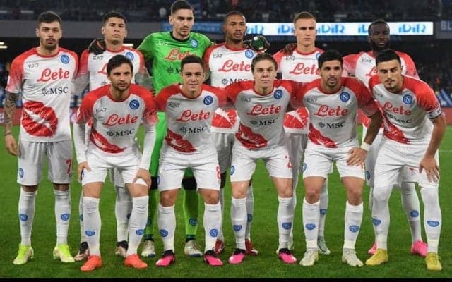 「すぐさまやめるべき」「こっちが恥ずかしくなる」ナポリが大きなキスマークが特徴のバレンタイン限定ユニフォームを着用するも不評