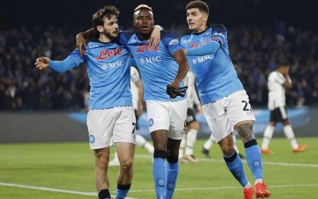 「ギネス級のひどさだ」ナポリが着用する「バレンタイン限定ユニフォーム」に批判噴出！ 「大きなキスマーク」が目を引くデザインに、「相手を混乱させるはずだ」などの声