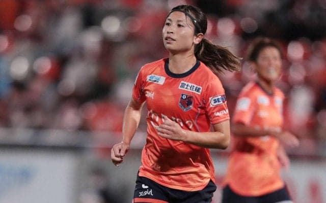 大宮V鮫島彩、昨年箱根駅伝優勝の青学選手と対面…ユニフォームを手にしての記念写真も「刺激も沢山いただきました！」