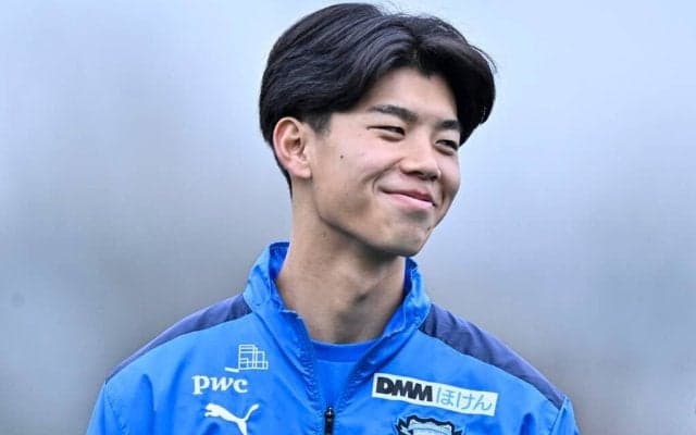 「1cm差なわけなくね?」川崎の写真撮影で注目を集めたのは「高2でプロ契約のDF」！「誰よりも高い」と“台頭”へ期待の声