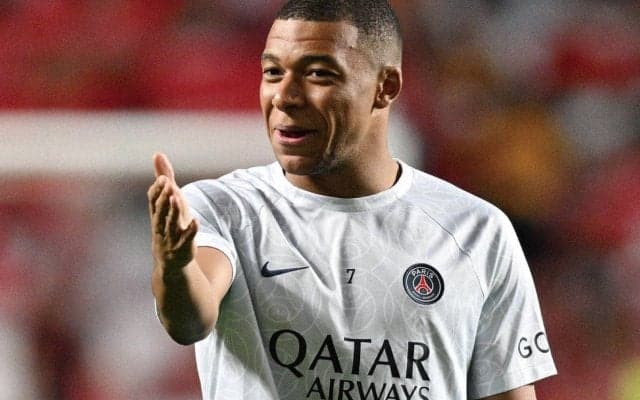 「目キラッキラやん」「めっちゃ嬉しそう」ムバッペが憧れC・ロナウドの顔をチェックする一幕が話題に「ただのファンになってる」