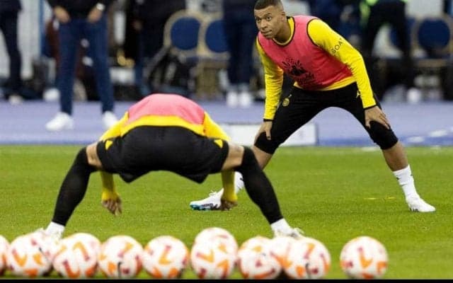 「こんなの一生取れるわけない」鬼役が疲れ果てるまで続くメッシ、ムバッペ、ネイマール、ラモスの鳥かごが反響「この速度でできんのかよ」