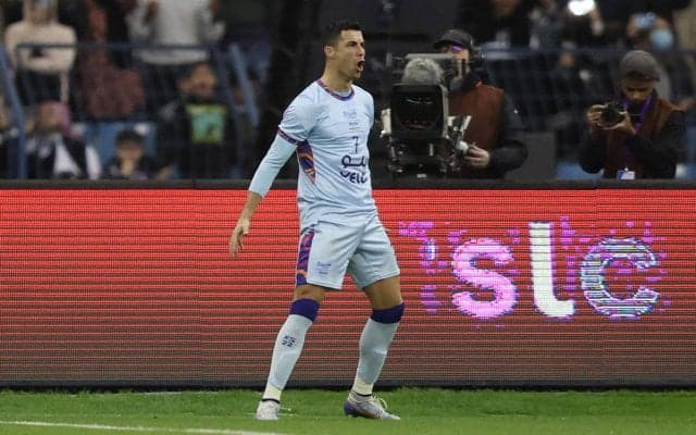 「最も偉大な選手の2人」C・ロナウド、レアル時代の旧友セルヒオ・ラモスとサウジで握手「一緒だった頃が恋しい」