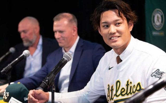 【MLB】記念撮影で際立つ“デカさ”…名物GMも驚愕「マジか」　藤浪晋太郎が「大きくなった」