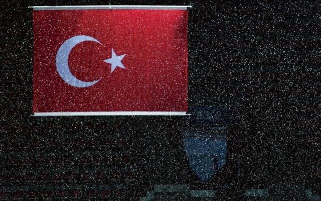 なぜこんなモノが… トルコのカップ戦、選手がピッチ上で凶器を発見  「野蛮…」