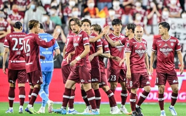 ｢恒例です｣神戸MFセルジ・サンペールが誕生日の洗礼を受ける！元スペイン代表MFアンドレス・イニエスタを先導にキャンプ地でホイップまみれ