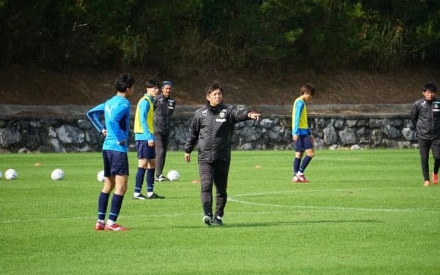【毎日レポート! 川崎F沖縄合宿】10対11のフォーメーション練習で飛んだ鬼木監督の「エラーが出るのは仕方ない。思い切ってやろう」の声！ サイドを変えられた時にどう対応すべきか、新加入選手とともにトライ＆エラー