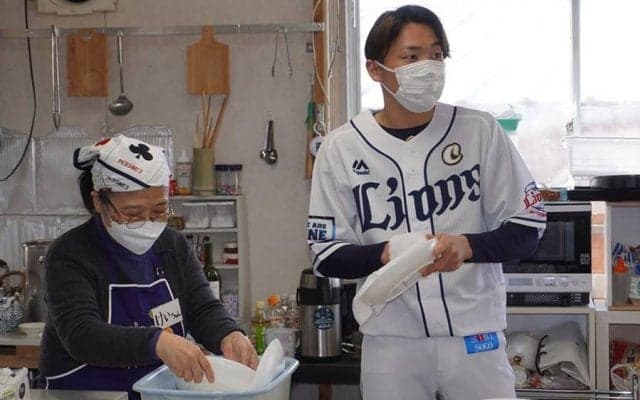西武・源田、長男の誕生で生まれた自覚　“パパ目線”で社会貢献…子ども食堂を訪問