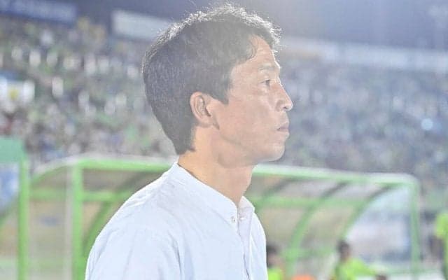 「試合出てもらっていいですか?」湘南ベルマーレ、元日本代表DFの指揮官による「圧巻ボレーシュート」が反響！ 選手とファンも大盛り上がりの一撃
