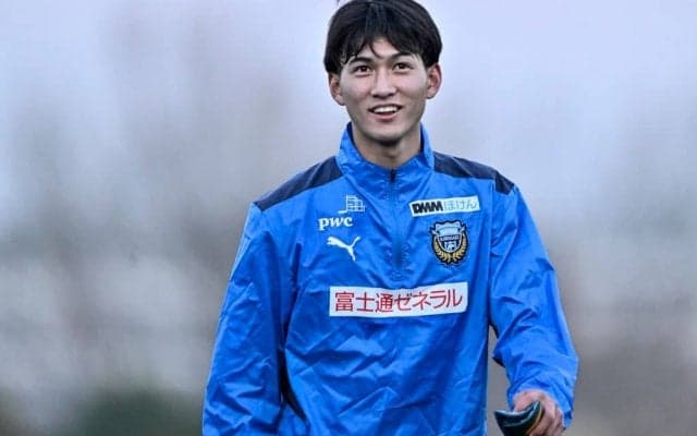 「曲がり方エグ」「天才の香りぷんぷんする」川崎の高卒ルーキーMFが見せた「3連続FK成功」が話題に！ ファンから期待の声続出