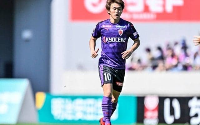 「ラグビーの練習やん」「さすが重戦車」J1京都のキャンプ中の「タックル練習」が大反響！ 新助っ人FWの体躯に負けぬ10番に「倒れず踏ん張れてるのすごい」と称賛の声も