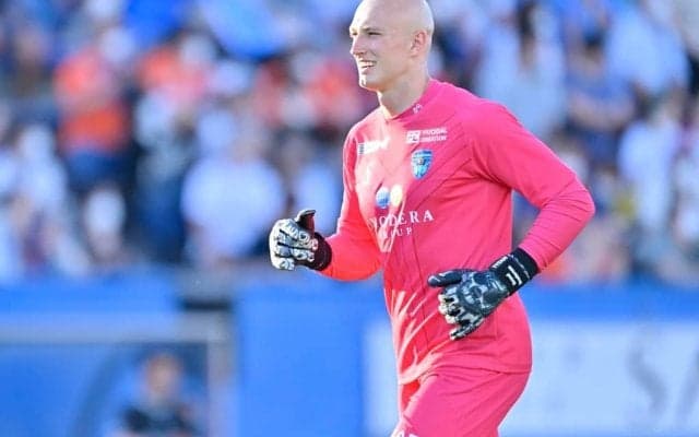 「ダブルチーズバーガー、お願い致します!」横浜FCのドイツ人GKがまさかのコーチング！「マクドナルドの厨房で、的確な指示を出すバイトリーダー」「緑茶噴いた」とファン歓喜