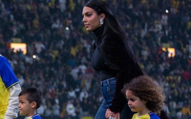 「最高に美しい」「言葉が出てこない」アラブ最大の授賞式にC・ロナウドのパートナー、ジョルジーナさんが参加…ドレス姿が大反響「信じられない」