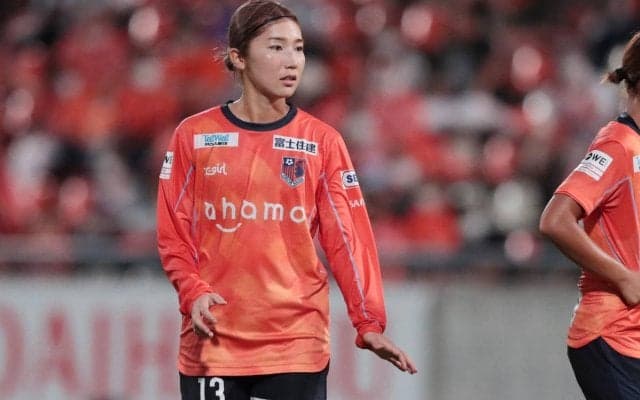 「お綺麗です」「モデルさん」仲田歩夢の私服姿にファンが大きく反応、クラブカラーのオレンジに「可愛い」「似合ってます」