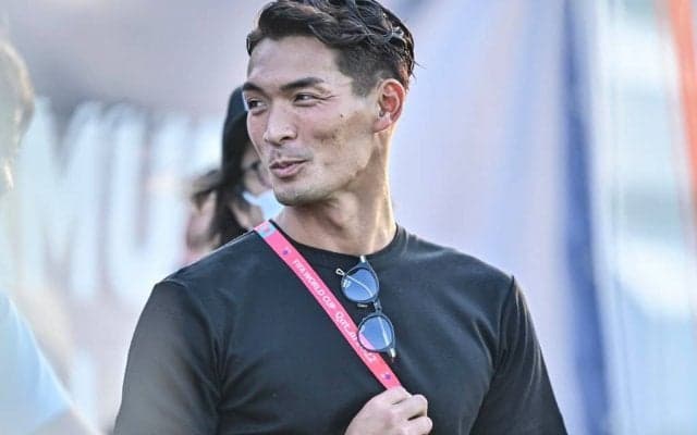 「慣れた呼び方で」J1神戸がキャンプ訪問の元日本代表・槙野智章氏をまさかで現役選手と間違える！ 槙野氏も「嬉しいね」と反応するも、吉田監督は「遅刻だぞ？スパイクは？」と愛あるムチ