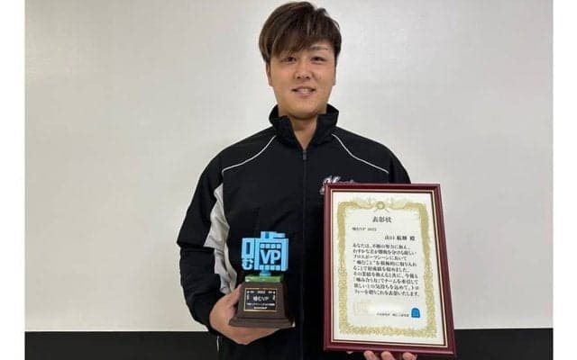 ロッテ山口が「噛むVP」受賞　ガムの効果実感「集中力を上げたいときに噛みます」