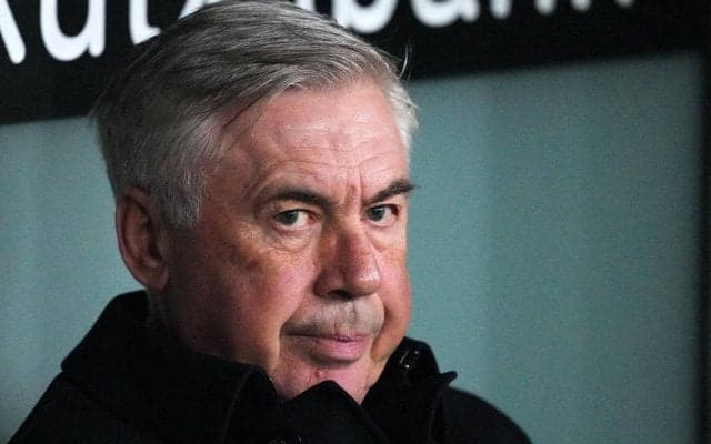 「珍しいものを見た」激レア!? アンチェロッティ監督がベンチ裏のファンにチューイングガムのプレゼント「何の味なんだろう？」