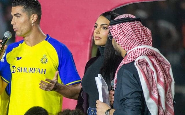 「美しい」「珍しい髪型だ」パートナーのジョルジーナさん、C・ロナウドのデビュー戦観戦を前にノリノリで踊り歌う