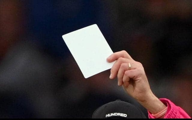 ポルトガルの試合で主審が“ホワイトカード”を掲示！　メディカルの人命救助称える