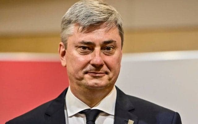 「もうこれ加湿器だろ」浦和レッズがスプリンクラーで練習場に水を撒くも、ほとんど意味を成さず…沖縄キャンプでの「衝撃的な強風映像」が話題に