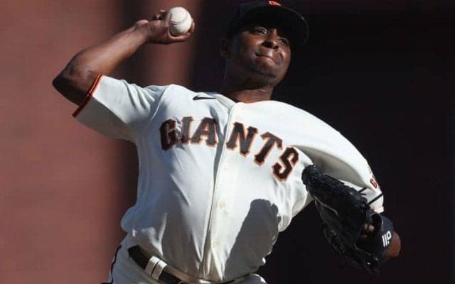 防御率2.83なのに…1年で4度も戦力外　不遇すぎる新助っ人、“魔球”で狙う一発逆転