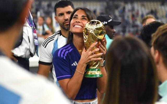 「パーフェクトだ」「女神降臨」メッシ妻、雪山での美し過ぎる姿が大反響も話題は隣の男性に「トム・クルーズ？」「誰といるんだ？」