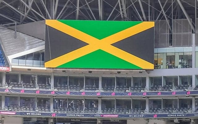 サッカー界史上初?!ジャマイカ代表、新ユニ発表はパリコレのランウェイ