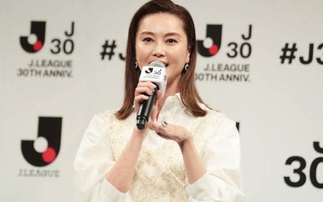 Jリーグの「2個パイセン」観月ありささんが30周年オープニングイベントに登場、体調不良の後輩・朝日奈央さんの代役「よっしゃ いこ！」