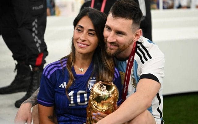 「美しい」「いつまでも熱い」メッシと妻、温泉でのラブラブなキスショットが大反響！アルプスの雪山でリラックス「世界最高の家族」