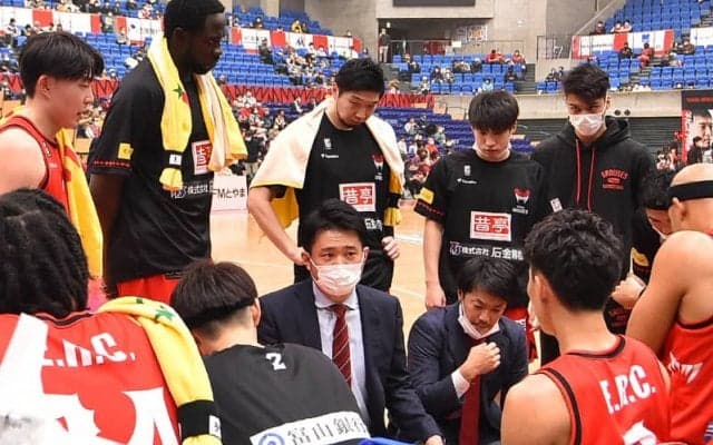 富山グラウジーズを率いる高岡大輔HC代行、ターンオーバー減らし低迷脱出狙う