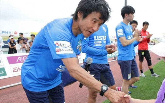 沼津の中山雅史新監督が“らしさ”を見せる！集合写真撮影で「誰よりも真っ先に…」