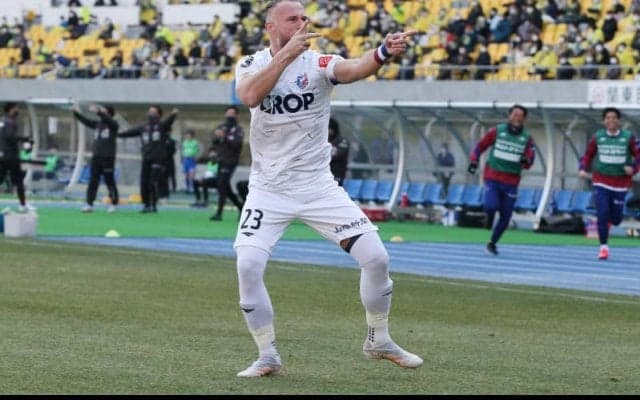 「曲がり方がエグい」「マジで精度高い！」昨季7ゴールの岡山DFヨルディ・バイスの神業FK連発にチームメイトも衝撃「ここまで横から助走とる選手も珍しい」