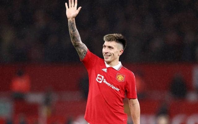 「なんという女神」「いつ見ても美しい」ユナイテッドDFのガールフレンド、過激なカーニバル衣装姿が大きな話題に「美しさが爆発」