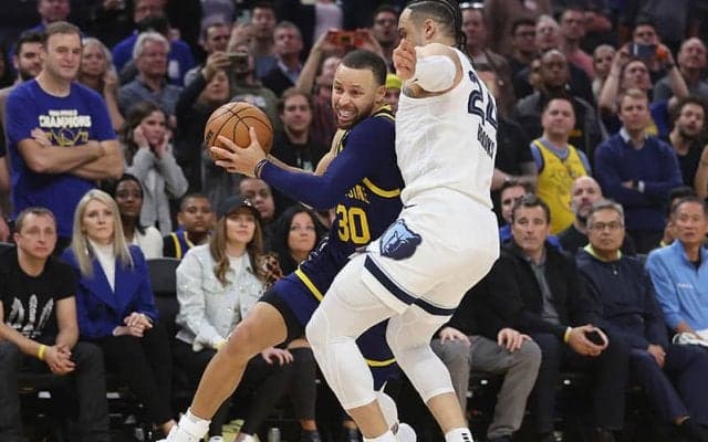 グリズリーズ戦で退場処分を下されたカリー…「チームを困難な状況に追い込んでしまった」