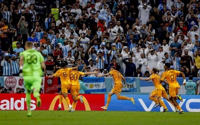 ワールドカップの土壇場で輝いた「機械じかけのオレンジ」【たった1つのFKから見えたオランダ代表の底力とチームづくりの物語】(1)