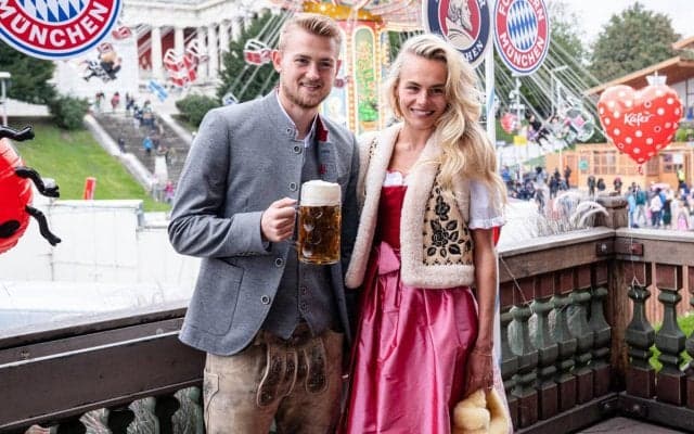 「わんちゃん横目！」デ・リフトが愛犬抱く姿を彼女が投稿、見上げる表情に大注目「ウインクかわいい」「みんなモデルみたい」