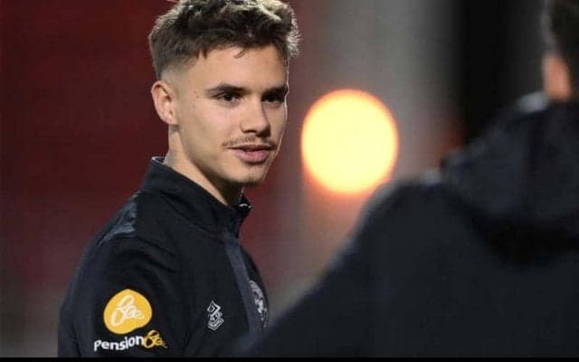 ベッカム次男と彼女の自撮り、ユナイテッドのファンは2人よりも後ろの壁に大注目