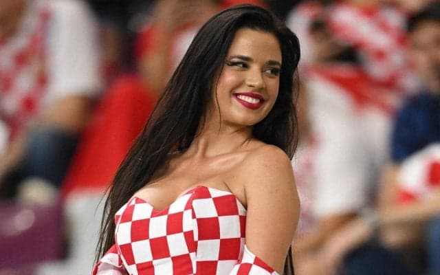 「目のやり場に困る」「セクシーだ」W杯で話題のクロアチア美女サポーター、またしても騒つかせる過激投稿に「最高のプレゼント」