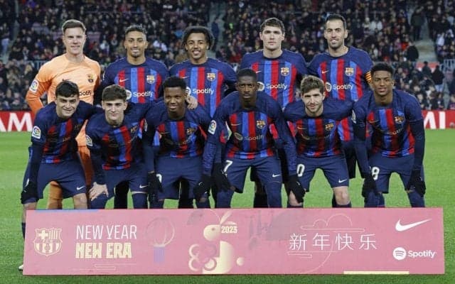 「大好きな」vs「マクドナルド？」バルセロナが発表した「新ユニフォーム」に賛否両論の声！ カタルーニャの国旗をモチーフにした大胆なデザイン