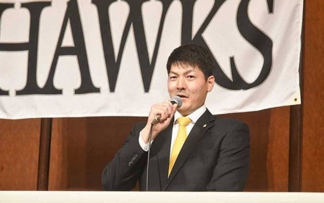 鷹・有原航平、黄色のネクタイで入団会見　自ら用意「溶け込もうかなと思って」