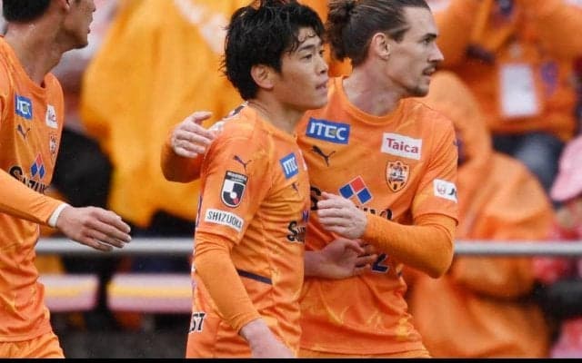 フランス挑戦の鈴木唯人がさっそく練習姿！　ストラスブール公開の動画にファンのエール多数