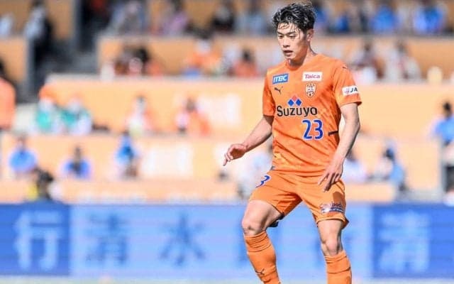 「泣けてくる」「いい写真！」鈴木唯人のフランス移籍前に撮った「清水の集合写真」が大反響！ 選手とスタッフがそろって「23のユニフォーム」を囲んだ姿に、「世界の鈴木唯人へ」と激励の声