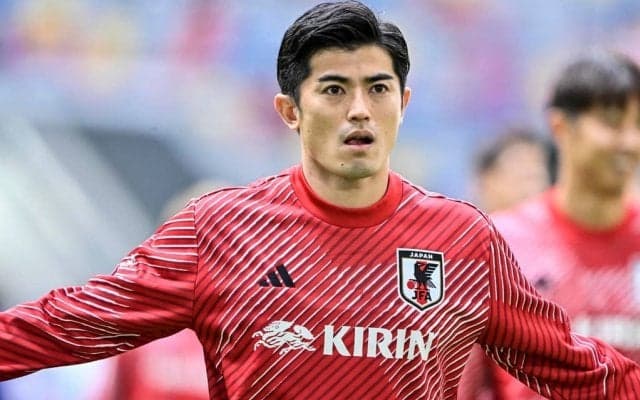 「これどゆこと??」サッカー協会・田嶋会長がDF谷口所属のアル・ラヤン電撃訪問で、日本代表のユニフォームをサプライズ贈呈！ 所属選手と集合写真を撮影し、笑顔の交流
