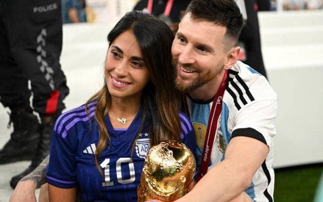 「メッシも見惚れてる」「最高の笑顔だ」メッシも見惚れる妻の満面の笑顔に称賛の声「可愛すぎる！「キングとクイーン」