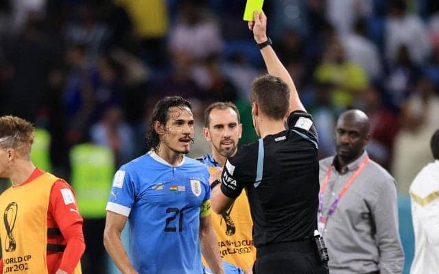 カタールW杯での不適切行為でカバーニらウルグアイ代表4選手に出場停止と罰金処分…代表チームはホーム1試合でゴール裏閉鎖と罰金